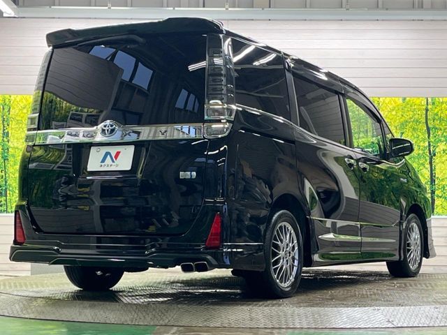 VOXY HYBRID