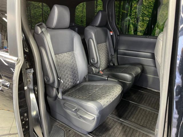 VOXY HYBRID 4WD