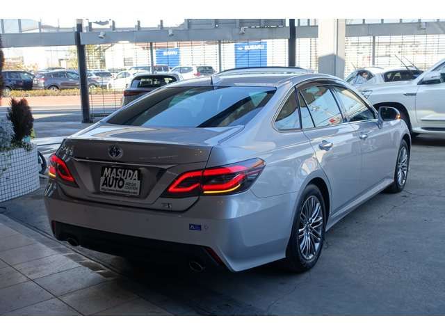 CROWN sedan hybrid