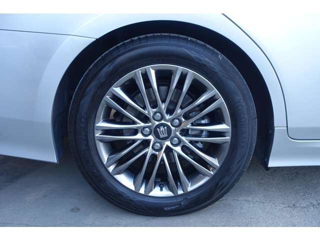 CROWN sedan hybrid