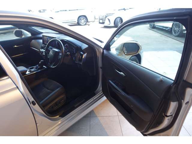 CROWN sedan hybrid