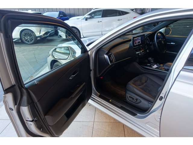 CROWN sedan hybrid