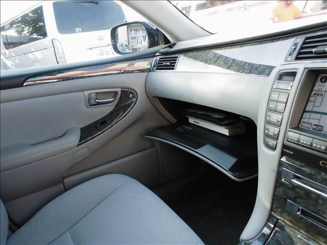 CROWN sedan