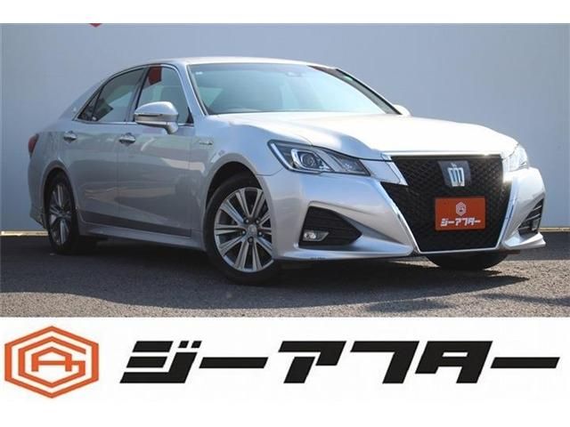 CROWN sedan hybrid
