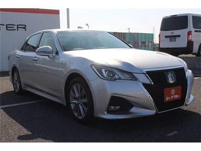 CROWN sedan hybrid