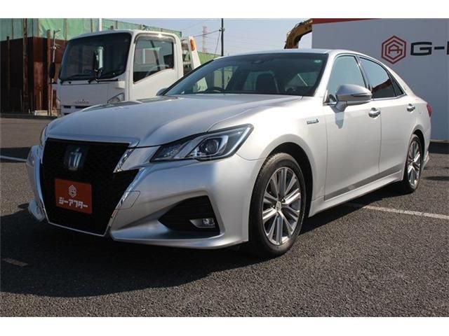 CROWN sedan hybrid