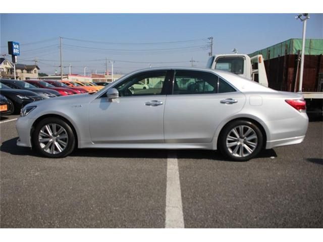 CROWN sedan hybrid
