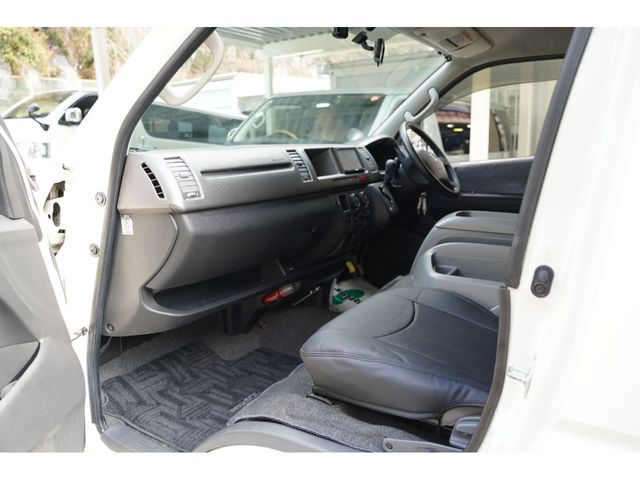 REGIUSACE 4WD van
