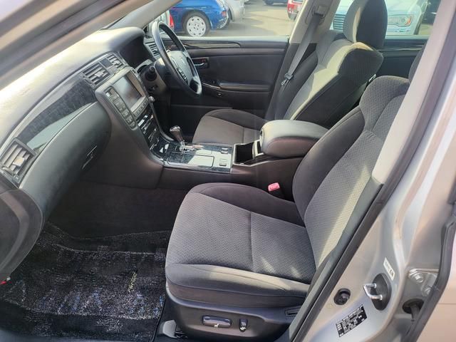 CROWN sedan