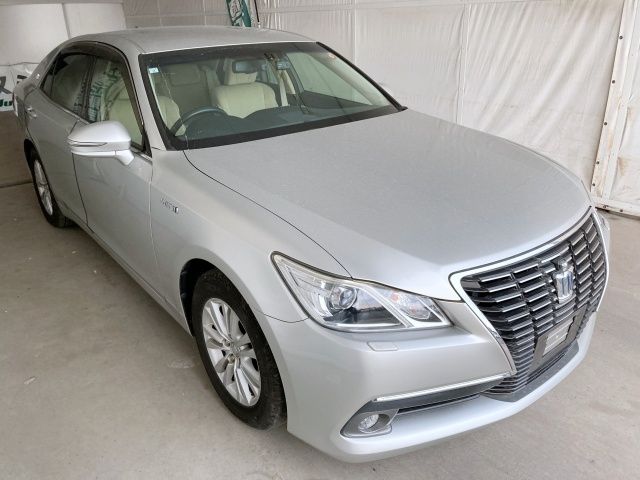 CROWN sedan hybrid