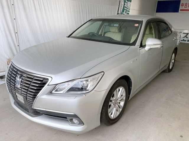 CROWN sedan hybrid