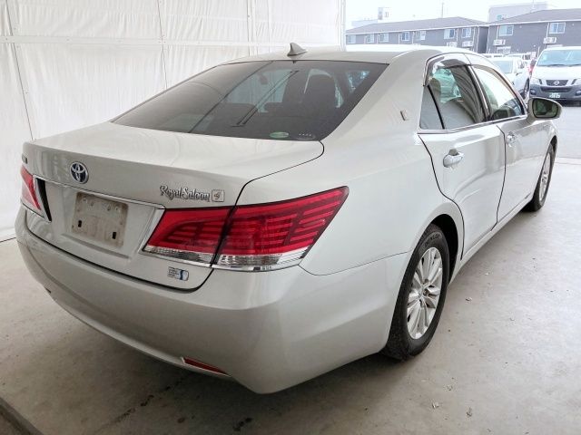 CROWN sedan hybrid