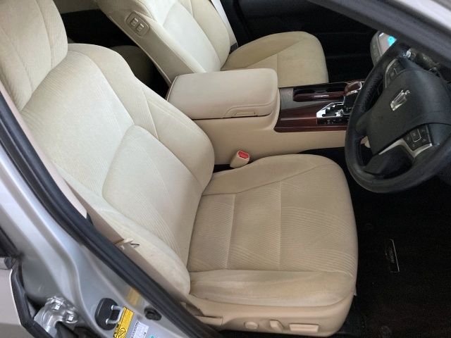 CROWN sedan hybrid