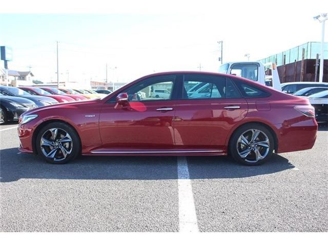 CROWN sedan hybrid