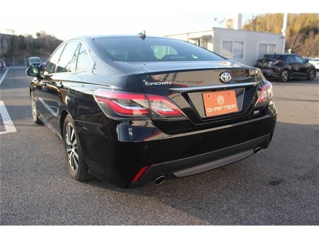CROWN sedan hybrid