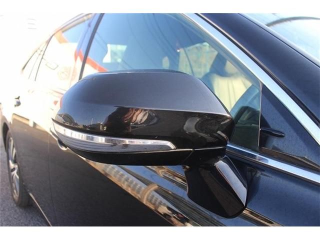 CROWN sedan hybrid