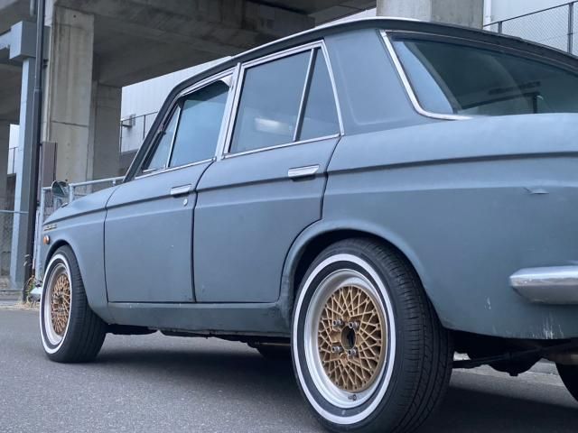 BLUEBIRD sedan
