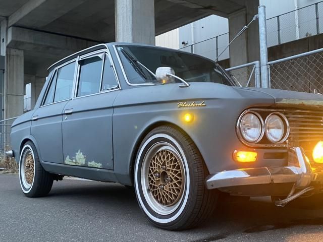 BLUEBIRD sedan
