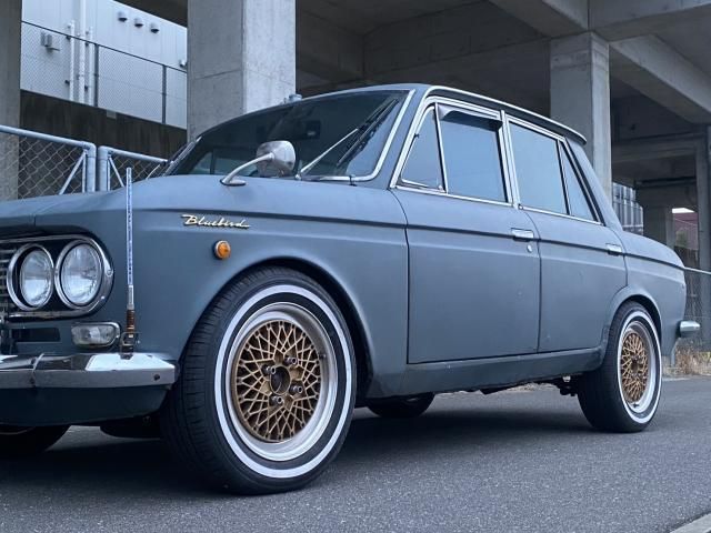 BLUEBIRD sedan