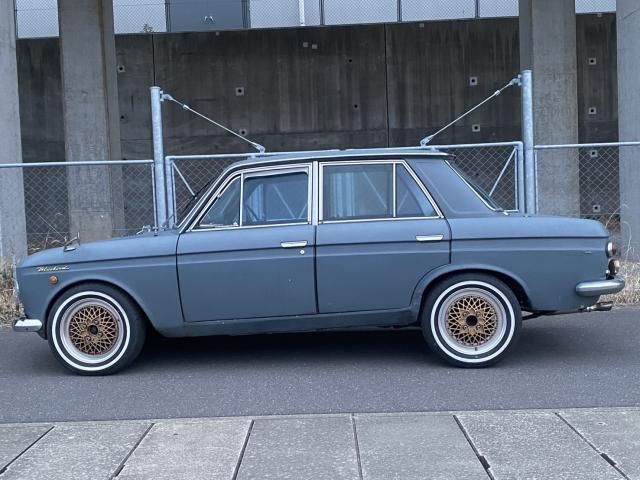 BLUEBIRD sedan