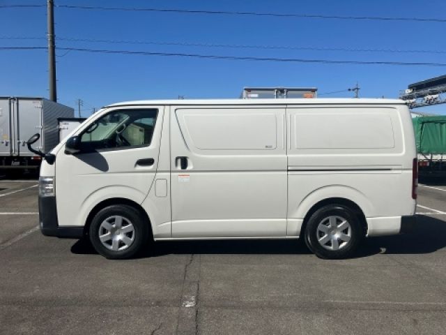 REGIUSACE 2WD van