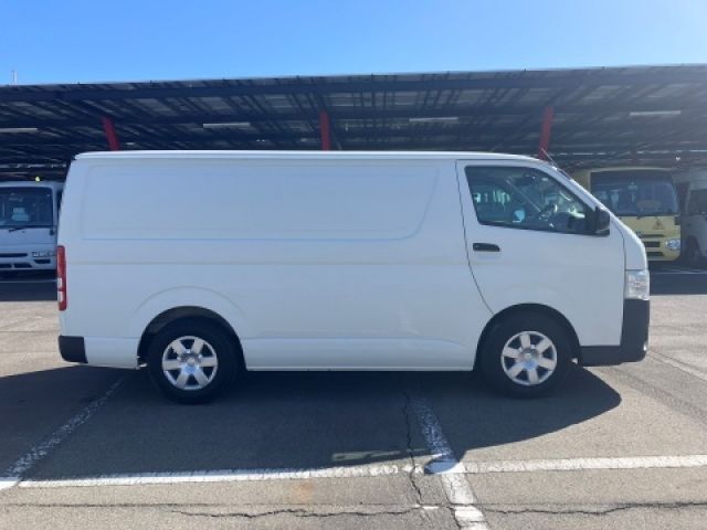 REGIUSACE 2WD van