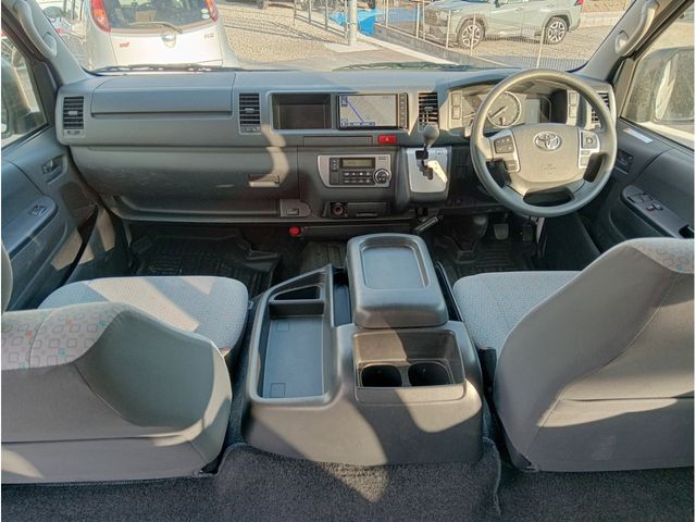 HIACE COMMUTER