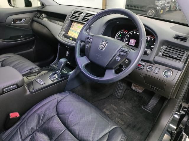 CROWN sedan