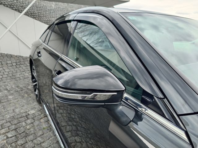 CROWN sedan hybrid