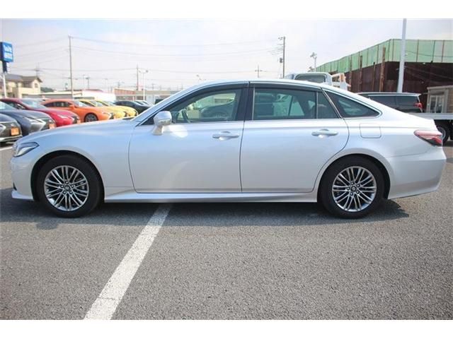 CROWN sedan hybrid