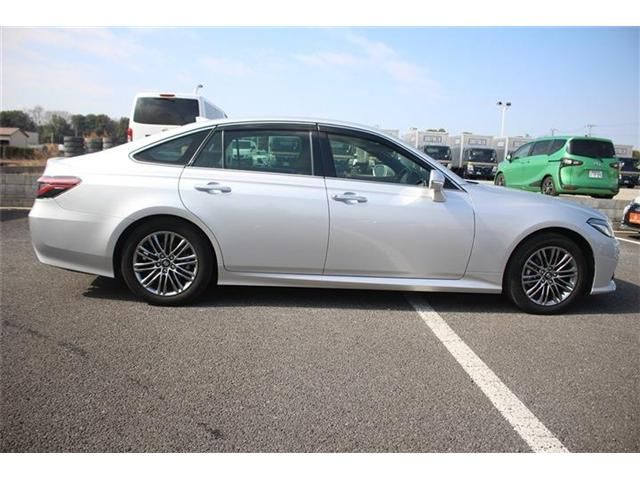 CROWN sedan hybrid