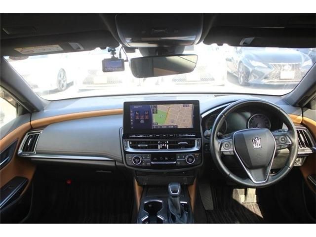 CROWN sedan hybrid