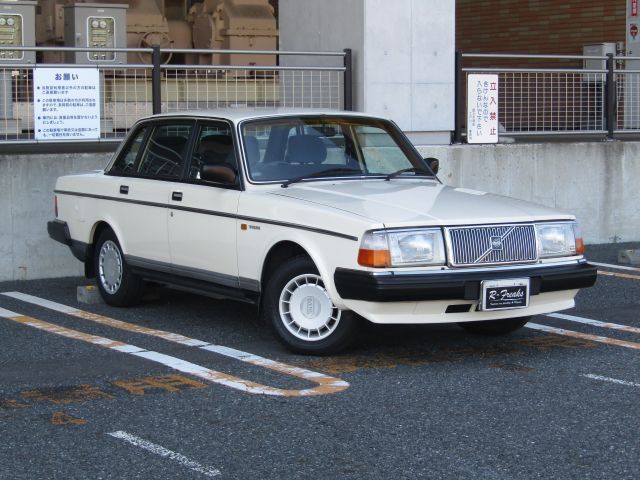 VOLVO 240 sedan
