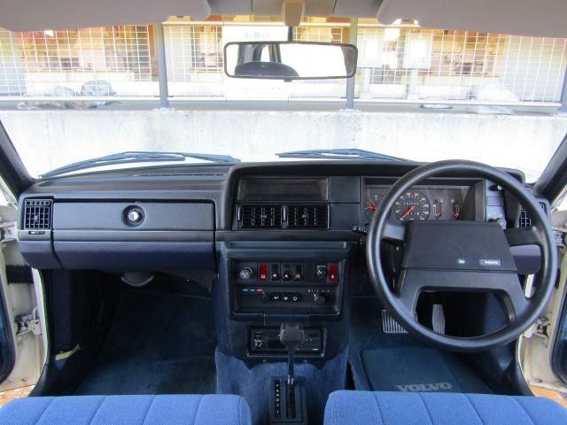 VOLVO 240 sedan