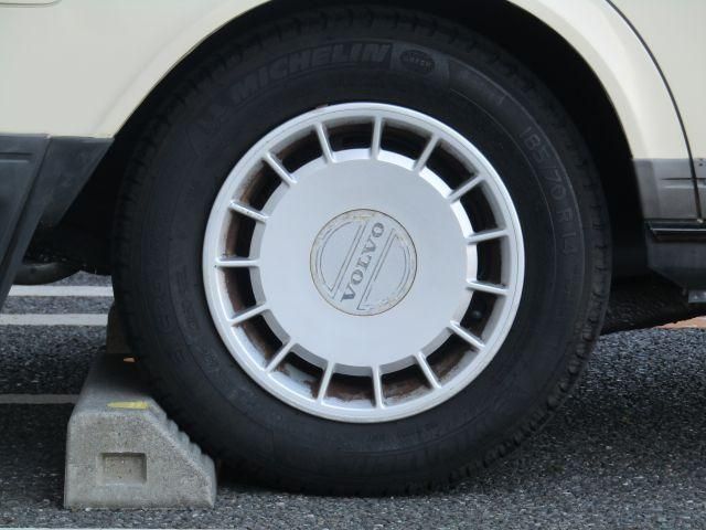 VOLVO 240 sedan