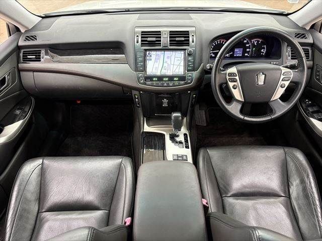 CROWN sedan