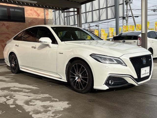 CROWN sedan hybrid
