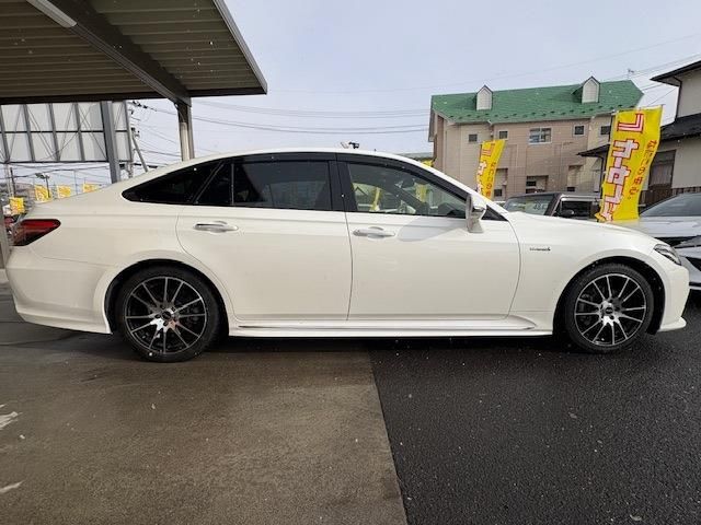 CROWN sedan hybrid