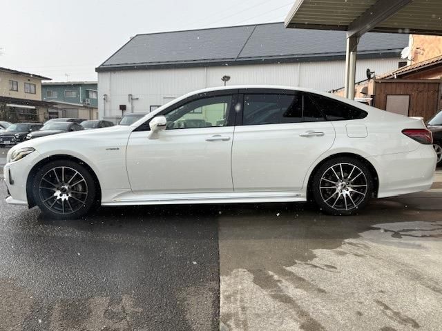 CROWN sedan hybrid