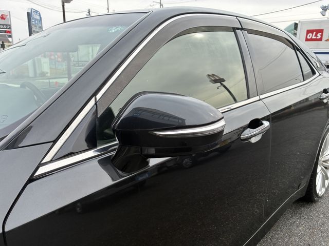 CROWN sedan