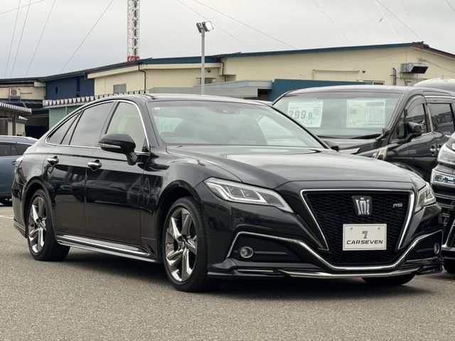 CROWN sedan hybrid