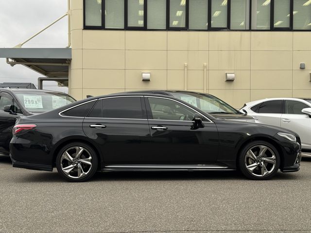CROWN sedan hybrid