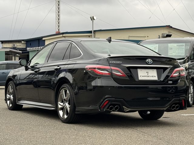 CROWN sedan hybrid