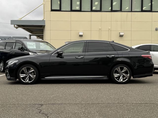 CROWN sedan hybrid