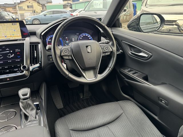 CROWN sedan hybrid