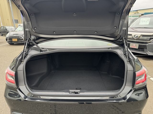 CROWN sedan hybrid