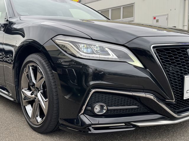 CROWN sedan hybrid