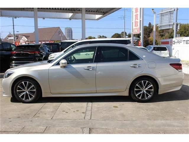 CROWN sedan