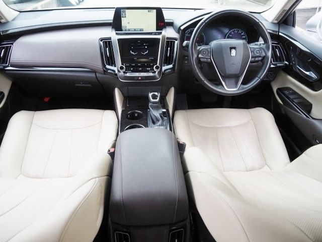 CROWN sedan hybrid 4WD