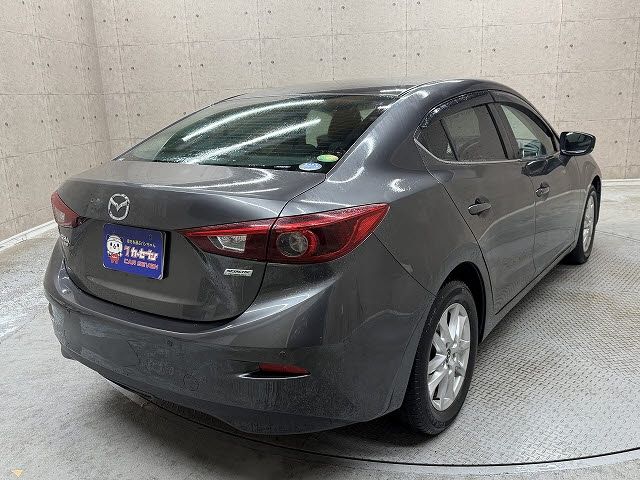 AXELA sedan